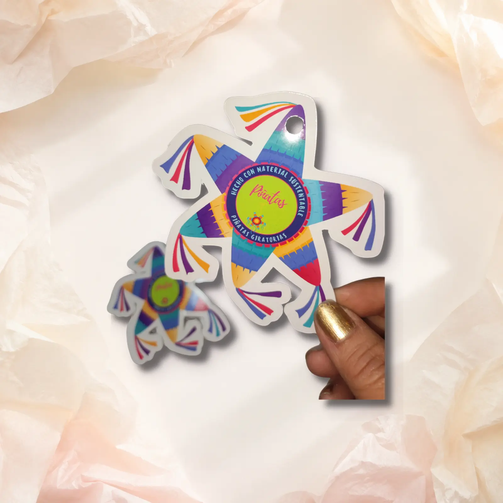 Tags colgantes con corte en forma personalizado - packaging Maneki Chile - vista 2