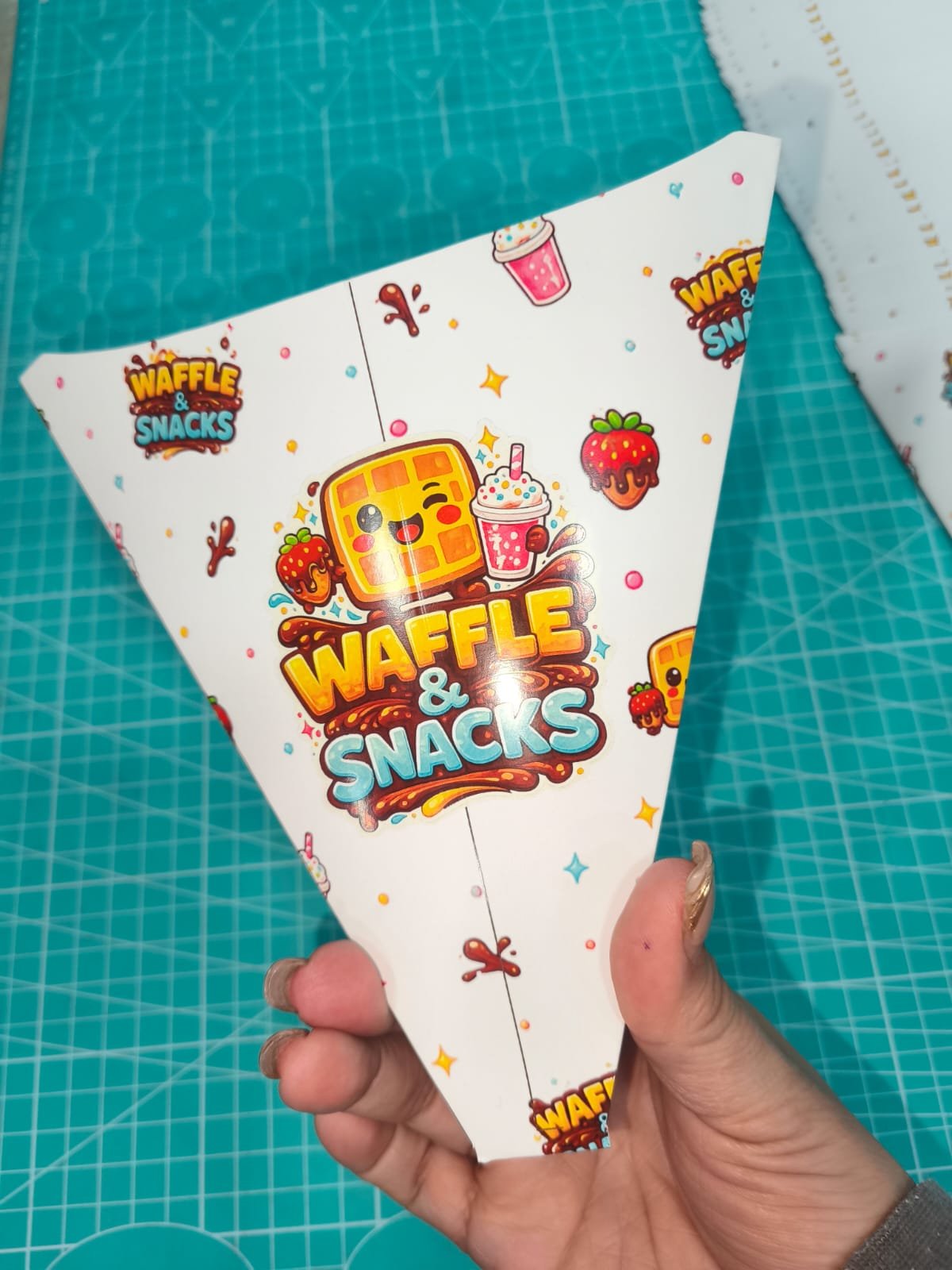 Porta papas o waffles personalizado - packaging Maneki Chile - vista 4